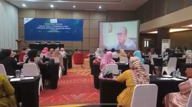 Anggota Komisi VI Andre Rosiade menjadi narasumber secara virtual dalam Sosialisasi Sistem Online Single Submission (OSS) Perizinan Berusaha Berbasis Risiko di Hotel Truntum Padang, Kamis (21/10/2021)