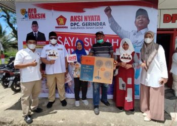 Pengurus DPC Gerindra Tanah Datar foto bersama dengan penerima vaksin.