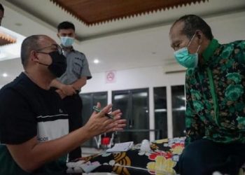 Andre Rosiade berdialog dengan Ujang yang sempat terlunta-lunta di Jakarta dan akan dipulangkan ke Padang, Sumbar