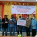 Pelaksanaan kegiatan serah terima buku tabungan kepada penerima bantuan rumah swadaya di Kantor Camat Padang Utara dari program yang digagas Andre Rosiade.