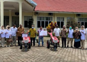 Sejumlah anggotaKelompok Tani di Kota padang foto bersama dengan pengurus DPD Gerindra Sumbar usai acara penyerahan bantuan hand tracktor dari Andre Rosiade, Kamis (14/10/2021).