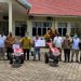 Sejumlah anggotaKelompok Tani di Kota padang foto bersama dengan pengurus DPD Gerindra Sumbar usai acara penyerahan bantuan hand tracktor dari Andre Rosiade, Kamis (14/10/2021).