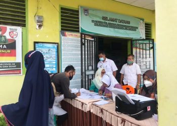 Pelaksanaan Sumbar Sadar Vaksin (Sumdarsin) tahap dua di Kecamatan Payakumbuh Selatan dan SMA Negeri 2 Payakumbuh diserbu banyak masyarakat untuk mendapatkan vaksin Covid-19 yang telah disediakan pemerintah secara gratis.