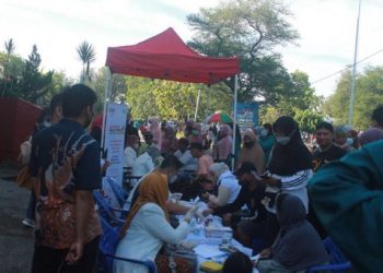 Antusias masyarakat dalam memanfaatkan layanan edukasi dan konsultasi obat  serta pemeriksaan kesehatan dasar gratis,