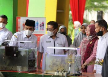 Wakil Wali Kota Solok, Dr. Ramadhani Kirana Putra meninjau aquascape contest di Istiqlal Park Kota Solok