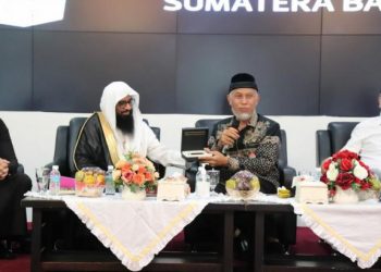 Syekh Ahmad Bin Essa Al Hazmi saat bincang bincang-bincang dengan Gubernur Sumbar Mahyeldi Ansharullah