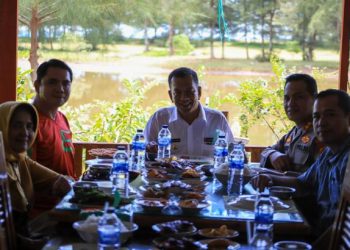 Arteria Dahlan, Bupati Pessel dan Kapolres Pessel saat makan siang bersama