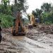 Tim gabungan saat membersihkan material dan glondongan kayu di ruas jalan lintas tepatnya di Kampung Paroman Talu