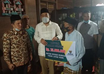 Wagub Sumbar Audy Joinaldy saat menyerahkan bantuan kepada warga di Pasaman