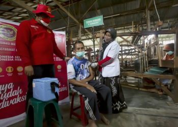 Petugas vaksinasi sedang melakukan pengecekkan data peserta program vaksinasi massal yang dilaksanakan oleh Badan Intelejen Negara Daerah (Binda), Sumatra Barat di Pasar Kubang, Kecamatan Guguak Kabupaten Limapuluh Kota, Sabtu 4 Desember 2021.