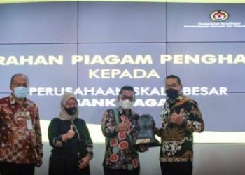 Saat Penyerahan Piagam Paritrana Award 2020 di Auditorium Gubernur Sumbar