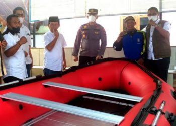 Kalaksa BPBD Sumbar Erman Rahman saat menyerahkan perahu karet kepada perwakilan masyarakat di Tanah Datar, Rabu, 27 Oktober 2021
