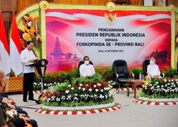 Presiden Joko Widodo memberikan pengarahan kepada Forum Koordinasi Pimpinan Daerah (Forkopimda) se-Provinsi Bali di Kantor Gubernur Bali, Kota Denpasar, pada Jumat siang, 8 Oktober 2021