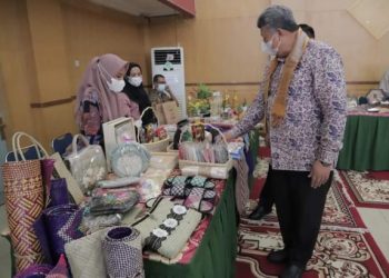 Wali Kota Solok, H. Zul Elfian Umar meninjau produk UMKM Kota Solok