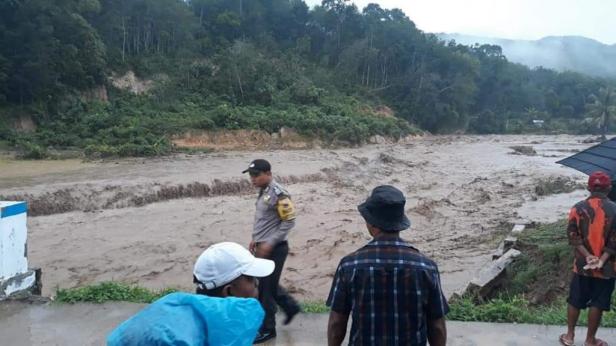 Satu jembatan terputus di Jorong Batu Manjulur Barat, Nagari Batu Manjulur, Kecamatan Kupitan, Kabupaten Sijunjung-Sumbar