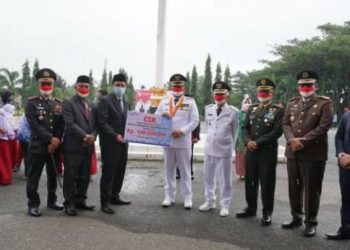 Bank Nagari Cabang Pulau Punjung Serahkan CSR Pendidikan ke Bupati Dharmasraya