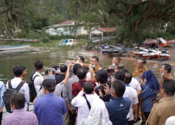 Bupati Solok, H. Epyardi Asda memberikan penjelasan soal pengembangan kawasan wisata dermaga Danau Singkarak kepada Komisi IV DPRD Sumbar