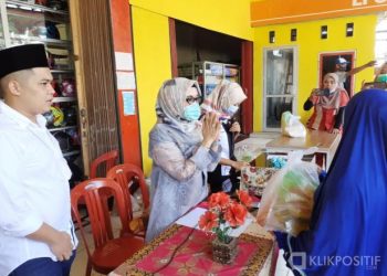 Owner Asiva Group Muhammad Iqra Chissa dampingi Ibunya Ny. Hj. Silvia Ningsih saat menyalurkan paket sembako