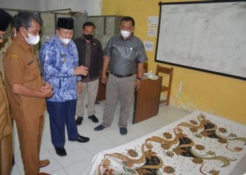 Bupati Agam meninjau pembuatan Batik Tulis Minang Tirai