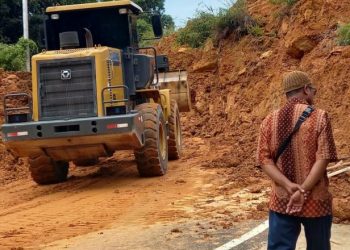 Alat berat mulai melakukan pembersihan di lokasi