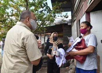 Anggota DPR RI Andre Rosiade menyerahkan bantuan sembako kepada warga Kelurahan GantingParak Gadang, Kecamatan Padang Timur, Kota Padang.