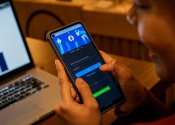 Telkomsel berkolaborasi dengan Facebook meluncurkan Facebook Mobile Center yang merupakan fitur dalam Aplikasi Facebook dimana Telkomsel bisa memberikan pengalaman penjualan dan pelayanan tanpa batas serta memungkinkan pelanggan untuk mengakses MyTelkomsel dan Instagram Telkomsel langsung dari Mobil