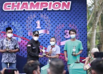 Wakil Wali Kota Solok, Dr. Ramadhani Kirana Putra menyerahkan hadiah lomba kepada pemenang