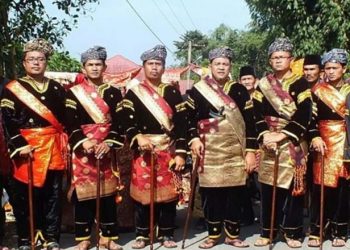 Berpakaian Adat Penghulu di Istano Basa Pagaruyung, Pertahankan Budaya Minangkabau