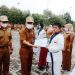 Atlet asal Pessel saat menerima penghargaan dari Pj Sekda Pemko Sungai Penuh