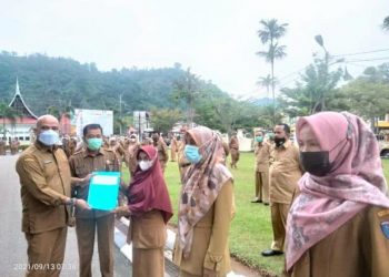 Pj. Sekda Pessel, Luhur Budianda saat menyerahkan SK pada guru berprestasi