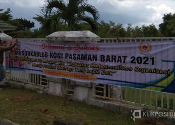 Panitia Pelaksana Musorkablub KONI Pasaman Barat saat memasang Spanduk di gerbang masuk Komplek Balairung Rumah Dinas Bupati