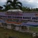 Panitia Pelaksana Musorkablub KONI Pasaman Barat saat memasang Spanduk di gerbang masuk Komplek Balairung Rumah Dinas Bupati