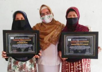 Bidan Tota Dina usai beri penghargaan terhadap dua nenek dukun beranak Jorong Pasir Panjang