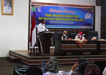 Pj. Sekda Kabupaten Solok, Medison membuka Bimtek bagi operator DTKS di Gedung Solok Nan Indah