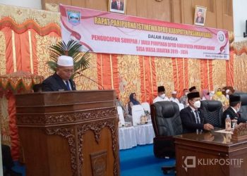 Bupati Pasaman Barat, Hamsuardi saat menyampaikan pidato nya dalam sidang paripurna istimewa DPRD