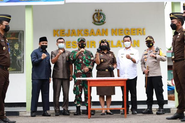 Bupati Pessel, Rusma Yul Anwar saat menghadiri Pencanangan ZI WBK dan WBBM di Kantor Kejaksaan Pessel