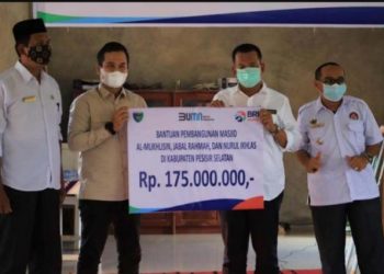 Bupati Pesisir Selatan, Rusma Yul Anwar saat menyerahkan bantuan CSR BRI Cabang Painan, di Nagari Palangai Kecamatan Ranah Pesisir