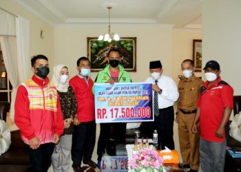 Bupati Agam memberikan uang saku bagi atlet Agam yang tampil di PON Papua