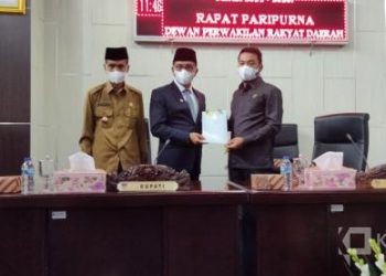 Bupati Solok Selatan Khairunas serahkan Ranwal RPJMD 2021-2026 kepada Ketua DPRD Solok Selatan Zigo Rolanda