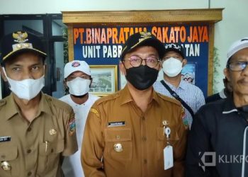 Bupati Solok Selatan Khairunas didampingi Wakil Bupati Yulian Efi dan Humas Incasi Raya Group Monnofri Abdoellah