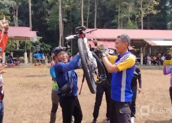 Kapolres Solok Selatan Menyerahkan Sepeda Kepada Peserta Gowes yang memenangkan Door prize