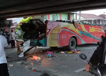 Kondisi bus pascatabrak plyover Padangpanjang