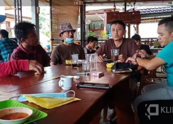 Camat Sangir Abul Abas (memakai masker) saat mengikuti rapat panitia festival durian Solok Selatan diretas kopi Pak Datuak Padang Aro