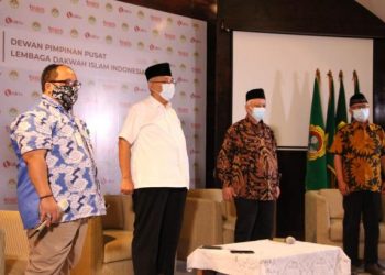 Ketua Umum DPP LDII KH Chriswanto Santoso (baju putih) memperingati World Cleanup Day 2021