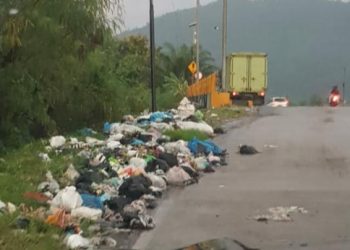 Sampah berserakan di jalan layang arah Bandara Internasional Minangkabau