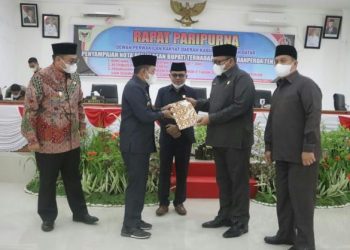 Bupati Eka Putra menyerahkan nota penjelasan tiga Ranperda kepada Ketua DPRD Rony Mulyadi dalam rapat paripurna dewan