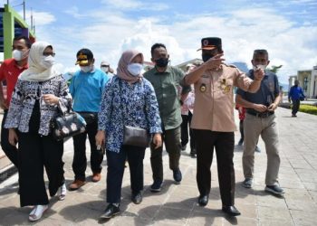 Deputi Bidang Koordinasi Pengelolaan Lingkungan dan Kehutanan Kemenko Marves, Nani Hendiarti meninjau Danau Maninjau