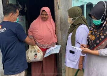 Pengurus DPD partai Gerindra SUmbar serahkan bantuan modal usaha dan sembako dari Andre Rosiade kepada Yurnalis, penjual kerupuk kuah di Purus.