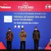 Dirut Perumda Tirta Sago Khairuk Ikhwan (tengah) saat menerima penghargaan nasionalTOP BUMD Award 2021