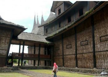 Dapur Istana Basa Pagaruyung dibuat terpisah dengan bangunan utama dan dihubungkan dengan selasar.